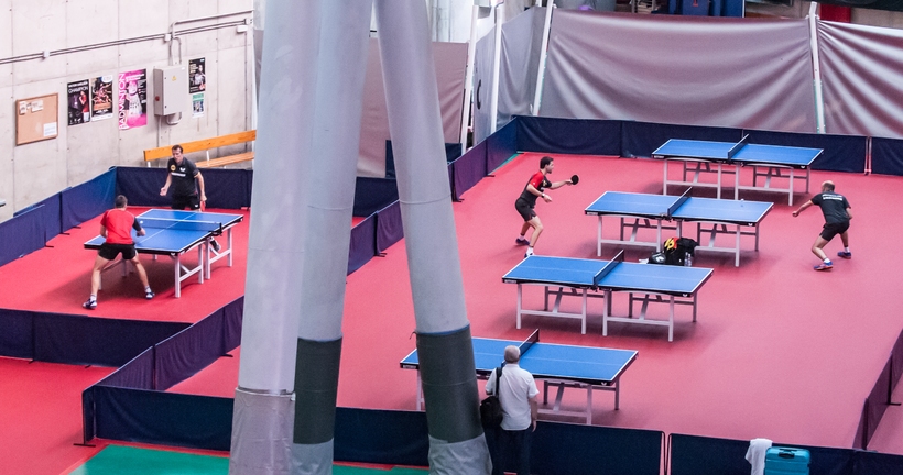 Während der Damen-Halbfinals bereiteten sich Patrick Franziska und Timo Boll auf ihr eigenes nationales Duell vor - der eine mit Bundestrainer Jörg Roßkopf, der andere mit Co-Trainer Lars Hielscher. (©Gohlke)
