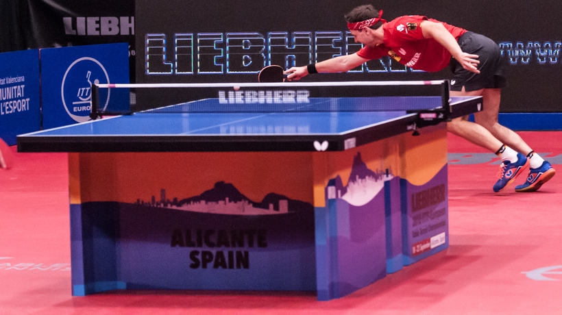 Timo Boll musste sich von Beginn an ganz schön strecken. Direkt der erste Satz ging an seinen jüngeren Kollegen. (©Gohlke)