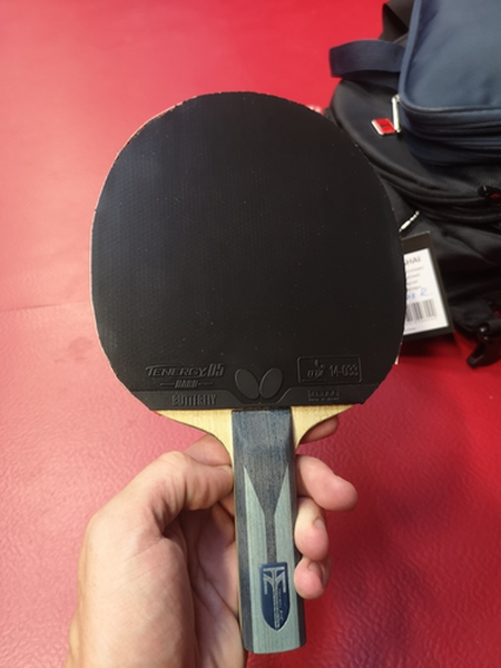 Ihr Landsmann Rares Sipos greift zum Holz Timo Boll ALC, auf der Vorhand sieht man bei ihm den Tenergy 05 in der Version 'Hard'... (©Gohlke)