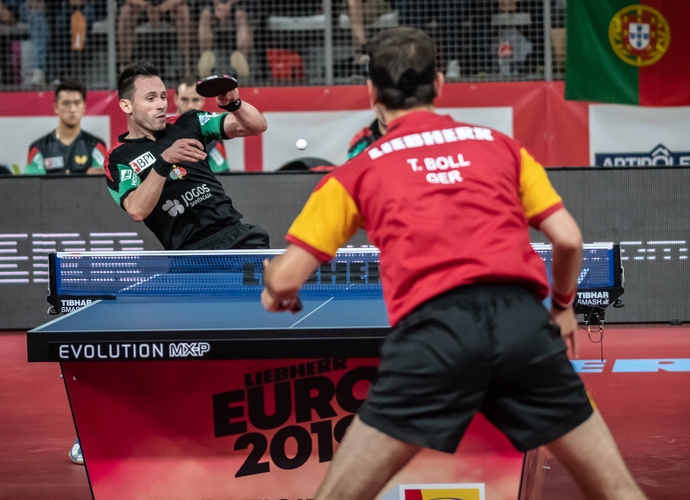 Timo Boll ging als nächstes an den Tisch und startete mit einem gewonnenen ersten Satz. (©Gohlke)