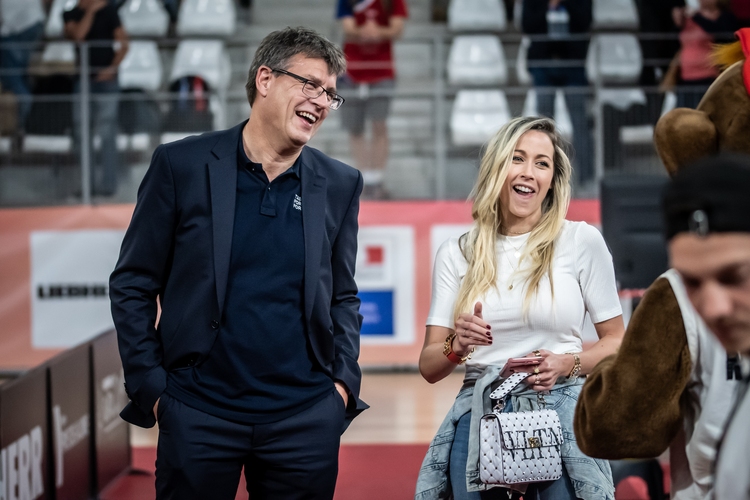 ITTF-Chef Thomas Weikert und Jenny Ovtcharov schäkerten am Boxenrand, während die EM 2019 offiziell beendet wurde. (©Gohlke)