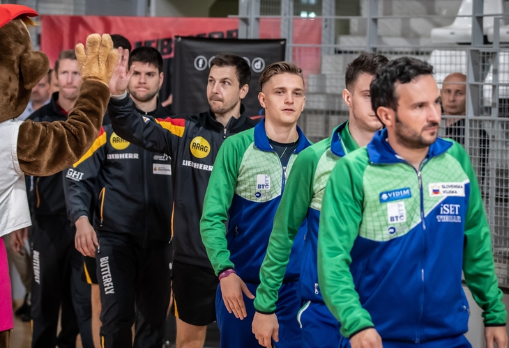 Einmal kurz mit dem Maskottchen abklatschen und dann ging es auch schon los für das deutsche Team gegen Slowenien. (©Gohlke)