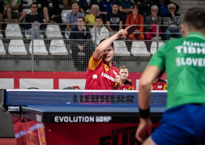 Dimitrij Ovtcharov bekam gleich zum Start die schwierigste Aufgabe serviert. (©Gohlke)