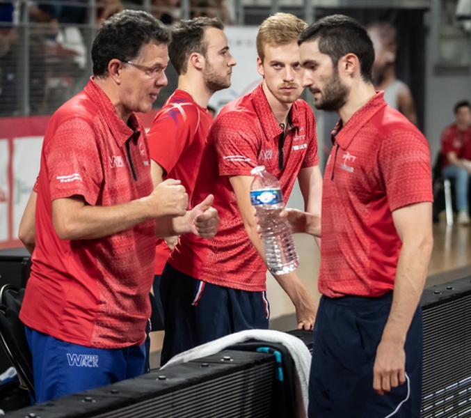 Einen guten Start erwischte Emmanuel Lebesson im Halbfinale gegen Deutschland im Spiel gegen Dimitrij Ovtcharov, danach wurde der Deutsche immer stärker. Guter Rat von der Bank, von Coach Patrick Chila, war notwendig, dennoch unterlag Lebesson letztlich. (©Gohlke) 