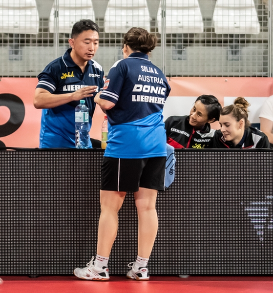 Gegen Bulgarien halfen die Tipps für Amelie Solja noch, im entscheidenden Spiel gegen die Ukraine unterlag die ehemalige DTTB-Spielerin allerdings Tetyana Bilenko an Position drei. Österreich schied später nach einer 2:3-Niederlage aus. (©Gohlke)