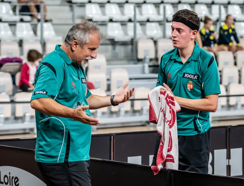 Durchaus mit Inbrunst ist auch Ungarns Trainer bei der Sache beim Coachen von Bence Majoros - meist mit Erfolg bei der EM: Der ehemalige Bad Königshofener gewann zwei seiner drei Einzel im Turnier, darunter das gegen Vize-Weltmeister Mattias Falck. (©Gohlke)