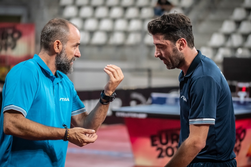 Welche Gestik und Mimik haben die Nationaltrainer beim Coachen ihrer Schützlinge? Das können Sie sich in dieser Galerie anschauen und sich als Lippenleser versuchen, wenn Sie möchten. Unser Fotograf Johannes Gohlke hat einige schöne Schnappschüsse gemacht! Hier wird z. B. der ehemalige Düsseldorfer, der Grieche Panagiotis Gionis, von seinem Trainer ins Gebet genommen. (©Gohlke)