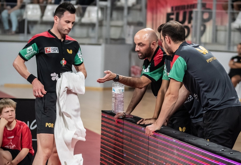 ...da hatte er mit Timo Boll natürlich eine harte Nuss zu knacken, auch wenn er ihm gut Paroli bot. Santos zeigte Monteiro klar seine Fehler auf... (©Gohlke)