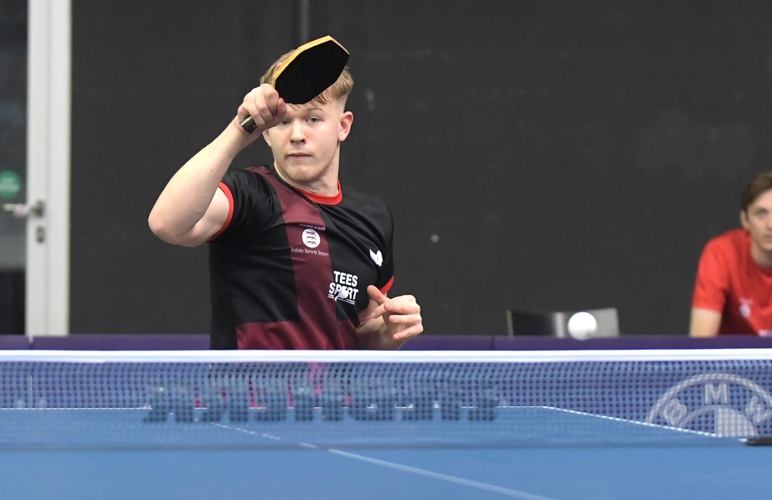 Genau wie der Schwede Truls Moregardh spielt der Engländer Tom Jarvis mit dem STIGA Cybershape. Mit zwei Siegen hat er sich für die Hauptrunde qualifiziert. (© Gohlke)