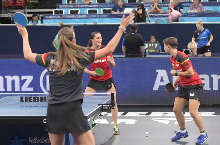 Der Tag begann mit dem deutschen Achtelfinale zwischen Sabine Winter/Nina Mittelham und Franziska Schreiner/Annett Kaufmann (©Gohlke)