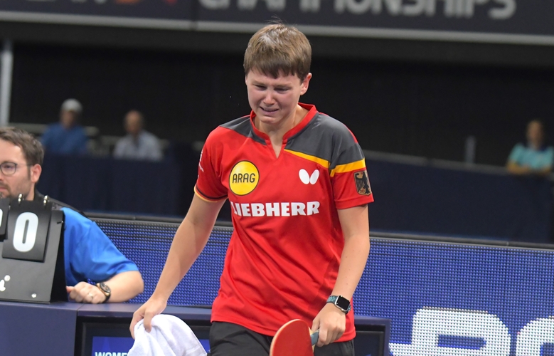 ...doch im dritten Satz nach drei Punkten für Polcanova ging es für die Deutsche nicht mehr weiter. Unter Tränen musste die 25-Jährige ihr erstes EM-Finale verletzungsbedingt aufgeben. (©Gohlke)