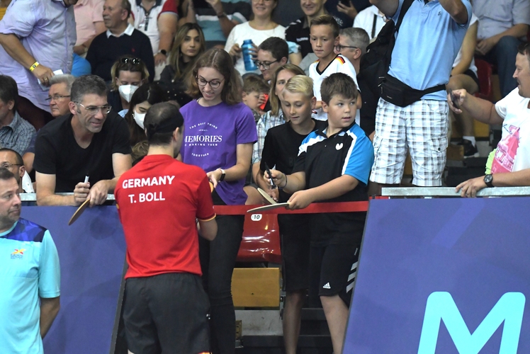 Und Timo Boll tat ihnen natürlich gerne den Gefallen, ein paar Autogramme zu schreiben (©Gohlke)