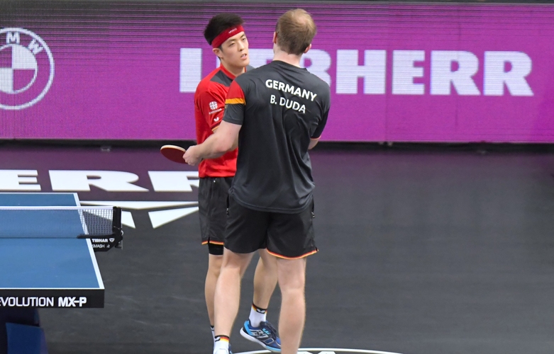Der Penholderspieler zog ins Viertelfinale ein und wurde von seinem Freund beglückwünscht. (©Gohlke)