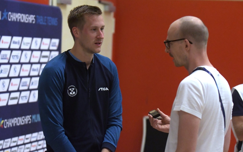 Ebenfalls weiter ist Doppelwelt- und -europameister Mattias Falck - hier im Gespräch mit dem Kollegen Lüke vom Magazin tischtennis (©Gohlke)