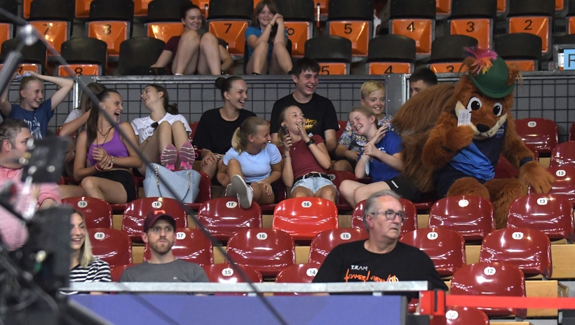 Das Maskottchen der European Championships sorgte für zusätzliche Unterhaltung auf der noch spärlich besuchten Tribüne. (© Gohlke)