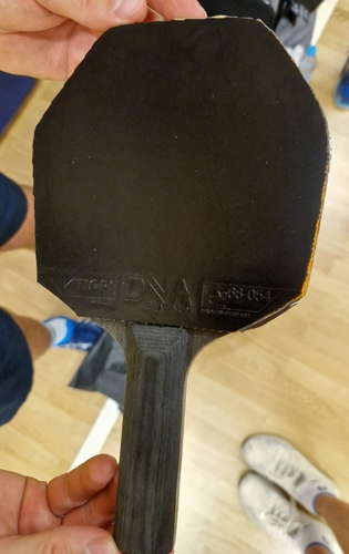 Aber er ist nicht der Einzige, der sich das eckige Holz ausgesucht hat. Auch sein Teamkamerad Jon Persson spielt das Cybershape (©Gohlke)