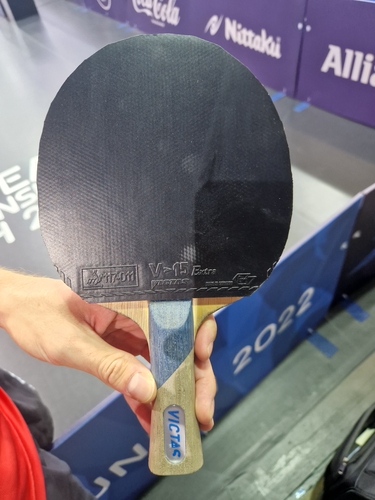 Auch Liam Pitchford spielt mit VICTAS-Material, er greift zu seinem eigenen Holz, dem VICTAS Liam Pitchford (©Gohlke)