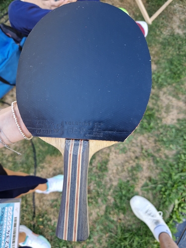Doppel-Europameisterin Bernadette Szöcs spielt mit ihrem eigenen Holz, dem TIBHAR Bernadette Szöcs Signature 1, und dem Evolution EL-P auf der Vorhandseite (©Gohlke)