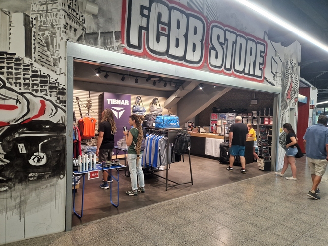 Sonst verkauft hier der FC Bayern Basketball seine Merchandise-Ware (©Gohlke)