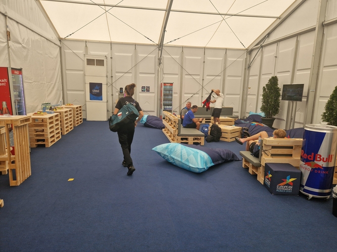 Wer gerade nichts zu tun hat, kann sich mit einem Apfel oder einer Banane in der Chill-Out-Area entspannen (©Gohlke)