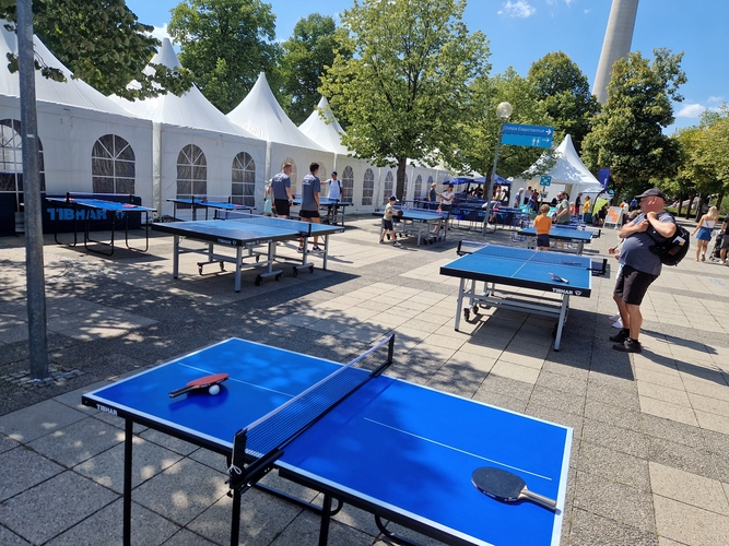 Selbst zum Schläger greifen dürfen die Besucher im Funpark im Olympiapark (©Gohlke)