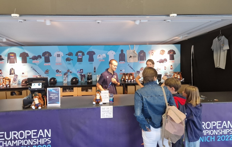 Kuschelige Gfreidis gibt es zum Beispiel am Fan-Artikel-Stand der European Championships (©Gohlke)