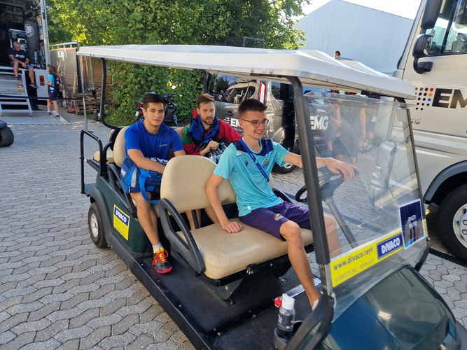 Wir wollen einmal zeigen, wie es sonst im Tischtenniskosmos der European Championships aussieht. Also rein ins Golfcart, mit dem die Spieler zwischen Halle und Trainingshalle hin und her fahren! (©Gohlke)