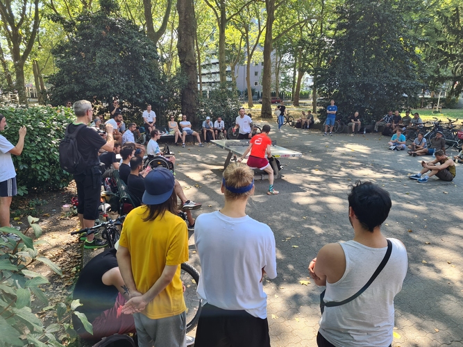 Neben den Aktiven der Streettabletennis-Szene halten auch immer wieder Passanten an und erkundigen sich, was das für ein Event sei. (©Thätner)