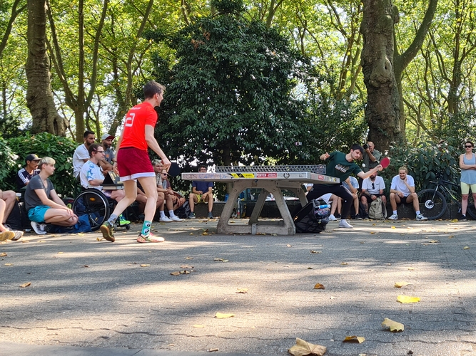 Bobrow lässt sich nicht lange bitten. Schließlich ist er zum Tischtennisspielen da. (©Thätner)