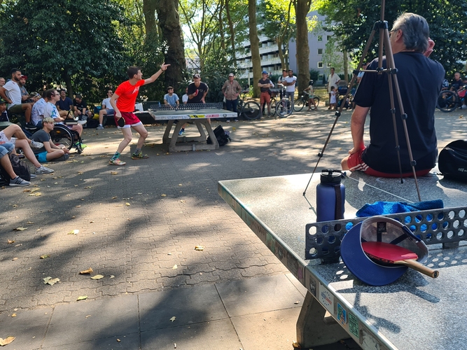 Zurück in Köln: Nachdem die windgeschütztere Steinplatte ausgesucht und die Handykameras aufgebaut sind, kann es losgehen. (©Thätner)
