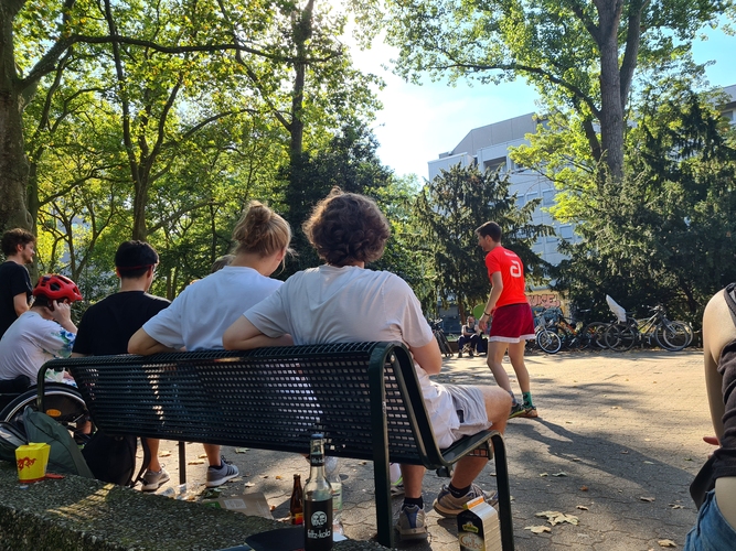 Wer gerade selbst nicht aktiv ist, genießt das Wetter, die Atmosphäre und die Gemeinschaft. (©Thätner)