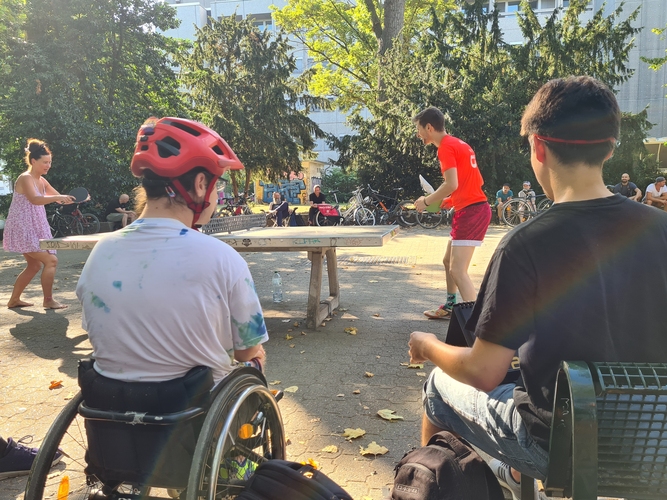 Die Sonne scheint unerlässlich. Bestes Outdoor-Wetter. Allerdings muss auch schon mal ein Fahrrad-Helm als Sonnenschutz herhalten. (©Thätner)