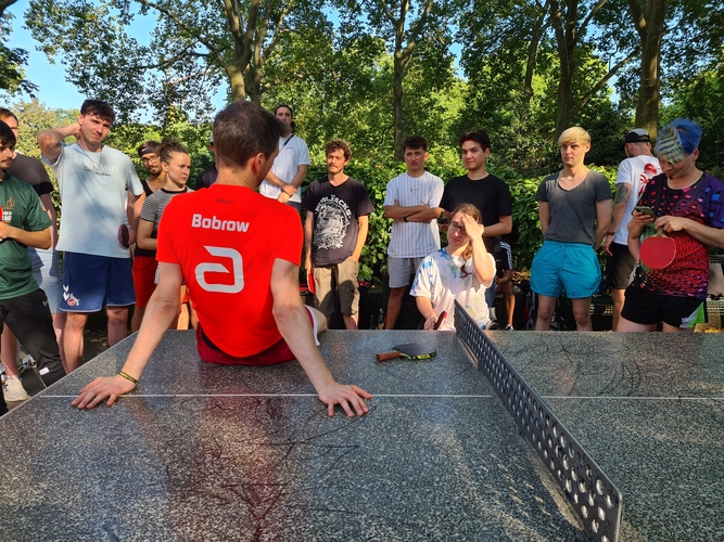 Nachdem Bobrow drei Stunden lang ununterbrochen Tischtennis gespielt hat, kommt er mit den Spielern noch ins Gespräch. (©Thätner)