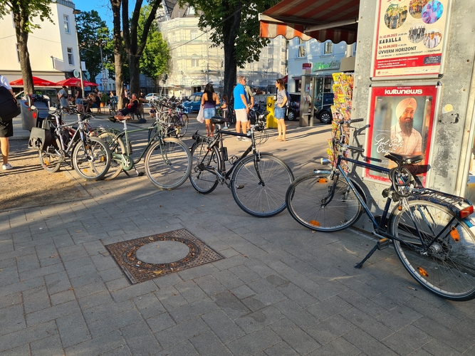 Erfahrene Streettabletennis-Spieler nutzen ihre Fahrräder als Spielfeldabgrenzung. So kann der Ball nicht allzu weit wegfliegen. (©Thätner)