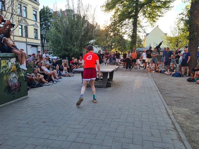 Einige Spieler sind Bobrow vom Grüngürtel zum Lenauplatz gefolgt. Sie hoffen auf eine zweite Chance - vergeblich... (©Thätner)