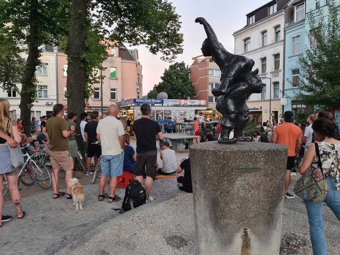 Am Lenauplatz kommen immer wieder einige Menschen vorbei. Auf dem Weg in eines der umliegenden Restaurants oder als Treffpunkt mit Bekannten. (©Thätner)