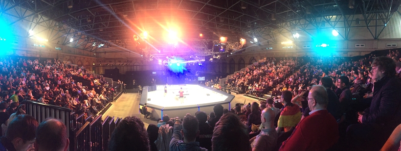 Und auch wenn hier nur mit Sandpapierschlägern gespielt wird, zieht die World Championship of Ping Pong massig Leute an (©Flemming)