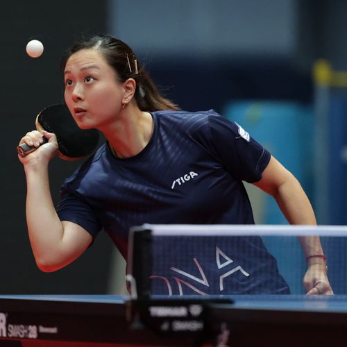 Yuan Wan schlägt für Kolbermoor in der Damen-Bundesliga auf. (©WTT)