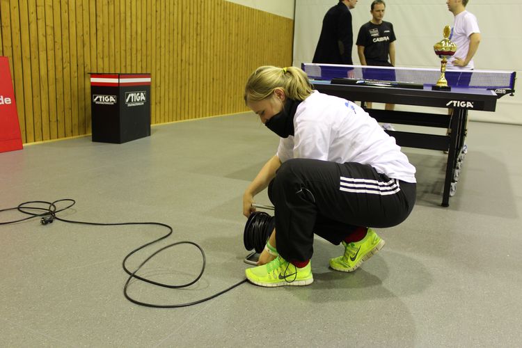 Der Wettkampf ist vorbei und abgedreht. Jetzt können die fleißigen Helfer den Drehort wieder in eine normale Tischtennishalle verwandeln (©Schäbitz)
