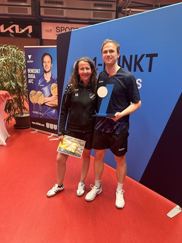 ...den Hauptpreis verloste er jedoch unter den Tombolateilnehmern, so dass Simone Genzler zum Trainingscamp mit Jörg Roßkopf nach Kreta fliegen darf (©Kleintges-Topoll)