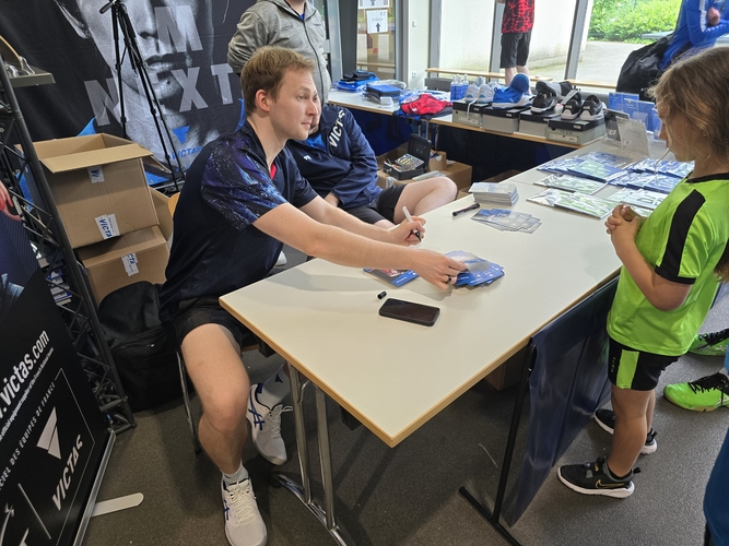 ...und Vertragsspieler Benedikt Duda verteilte am VICTAS-Stand fleißig Autogramme... (©Gohlke)
