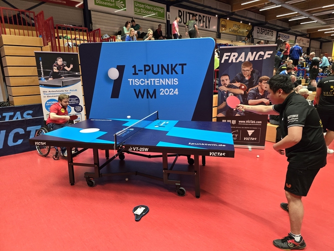 Er hatte auch noch Zeit, ein paar Ballwechsel mit den Teilnehmern zu spielen (©Gohlke)