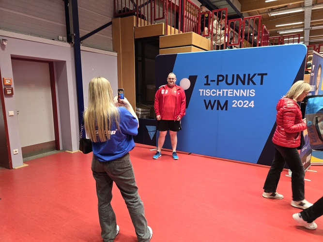 Beliebter Stopp für viele Teilnehmer: die 1-Punkt-WM-Wand für ein Erinnerungsfoto (©Gohlke)