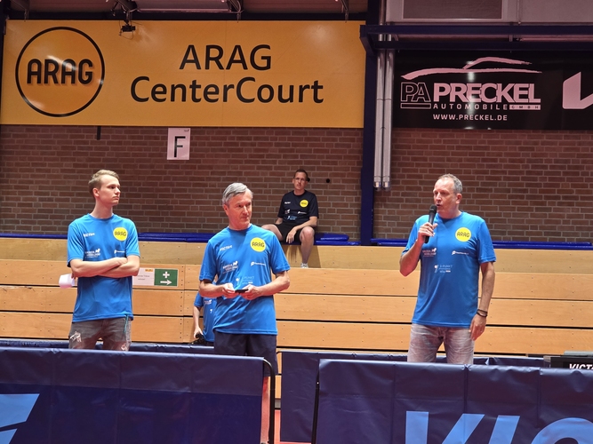 myTischtennis-Geschäftsführer Jochen Lang (r.) und Borussia-Düsseldorf-Manager Andres Preuß (Mitte) begrüßten das motivierte Starterfeld (©Gohlke)