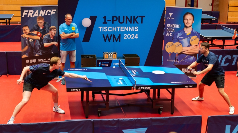 Den Eröffnungsballwechsel spielten diesmal Favorit Benedikt Duda (l.) und der 1-Punkt-Weltmeister von 2023, Carsten Ditinger, aus (©Gohlke)