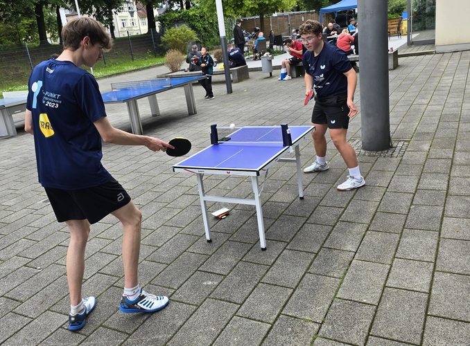 Wer Wartezeit überbrücken musste oder schon ausgeschieden war, hatte auf dem DTTZ-Gelände viele Möglichkeiten, sich rund um Tischtennis zu beschäftigen (©Gohlke)
