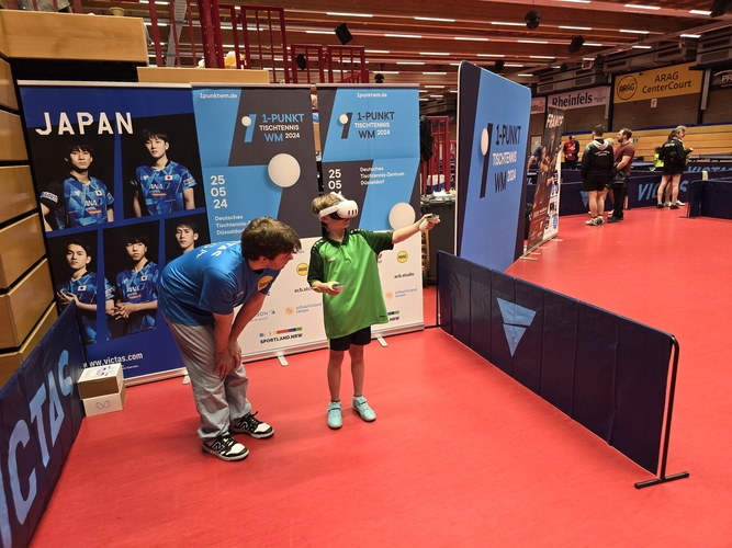 Neben dem 'realen' Tischtennis konnte man sich auch mal mit der VR-Brille in der virtuellen Realität ausprobieren (©Gohlke)