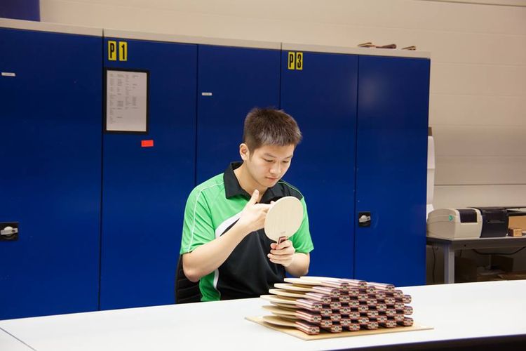 Klopf klopf - Fan Zhendong prüft den Klang des Holzes (©STIGA)