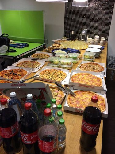 Mittagspause! Auch Topspieler dürfen ab und zu mal eine Pizza essen (©STIGA)