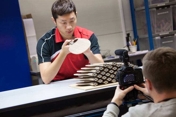 Xu Xin schaut sich die Verarbeitung ganz genau an (©STIGA)